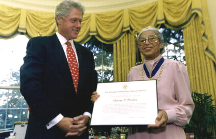 rosa parks con Bill Clinton nombres de niña inspirados en mujeres empoderadas: rosa