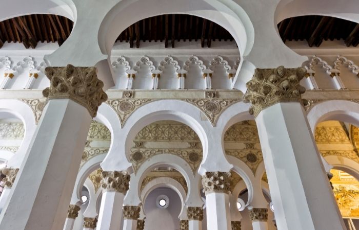 Impresionante interior de columnas de Santa María la Blanca Interior de la sinagoga de Santa María la Blanca