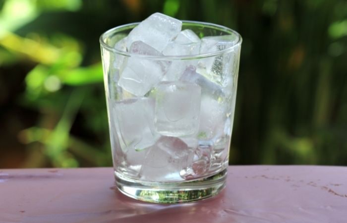 Los hielos estropean los dientes si los muerdes El hielo daña los dientes si lo masticas