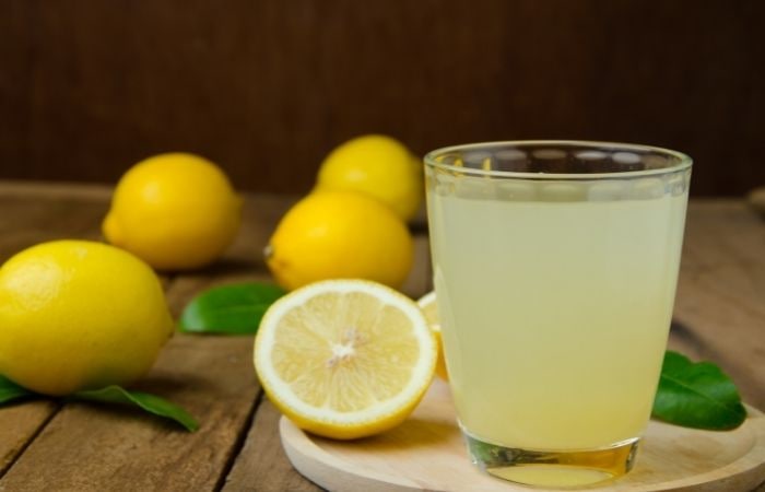 El limón y la limonada forman parte de los alimentos que estropean los dientes Los cítricos son alimentos que estropean los dientes