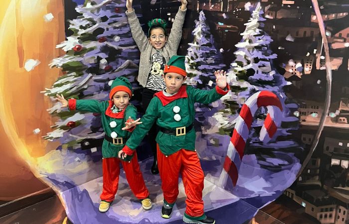 Niños en un trampantojo de bola de Navidad Vive la magia de la Navidad en el Museo Iluziona