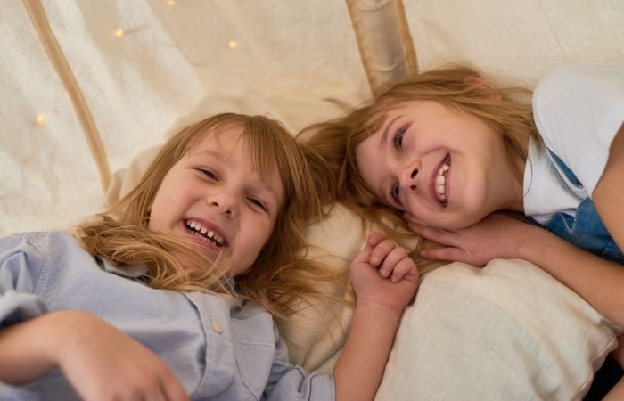 Beneficios de que los niños acampen en el jardín