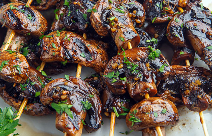 brochetas de champiñón para barbacoa brochetas de champiñón