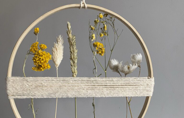 decorar con flores secas Aro de flores secas