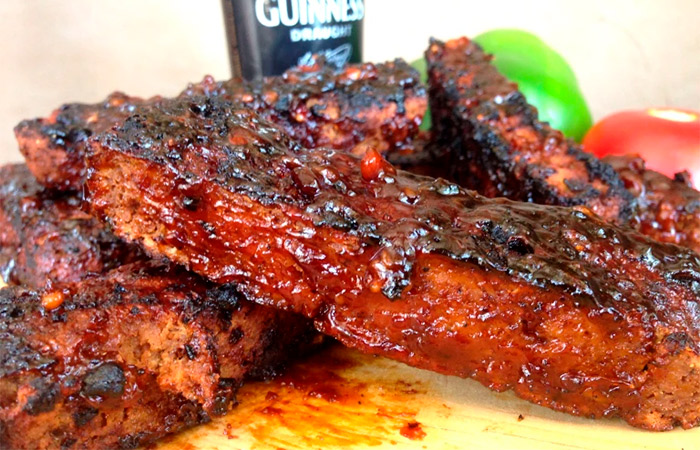 Seitan preparado al modo de las costillas de cerdo a la barbacoa aperitivos veganos: costillas de seitán
