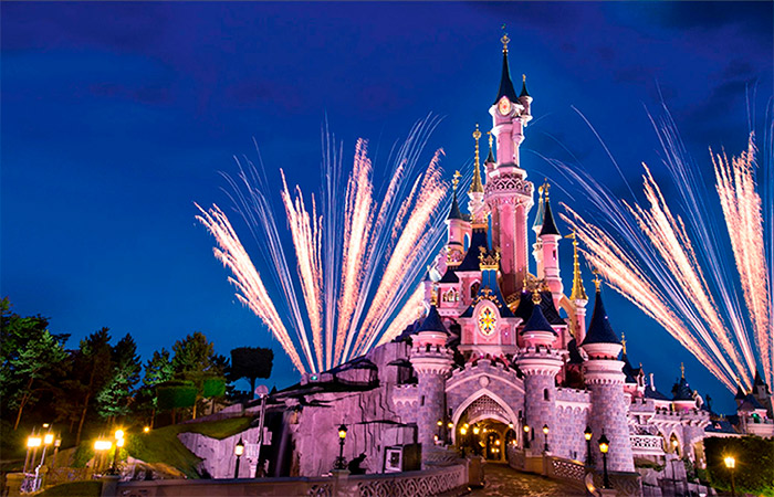 Disneyland París es uno de los mejores parques de atracciones y temáticos para ir en familia Disneyland París de noche con fuegos artificiales