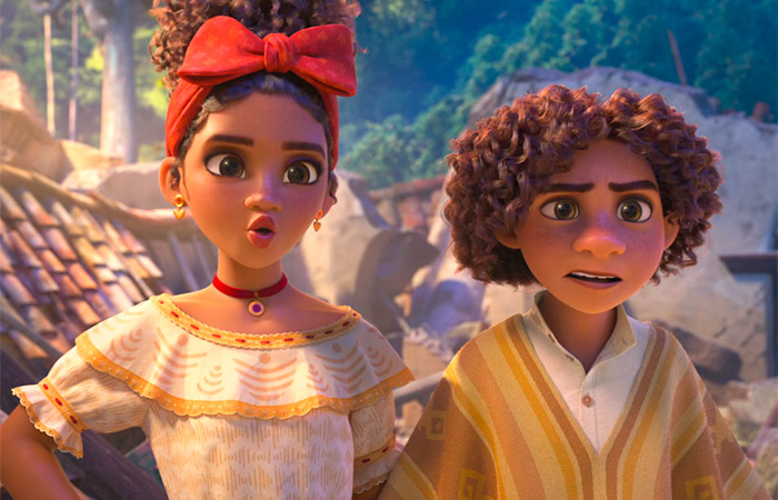 fotograma película encanto Antonio con Dolores, su hermana Dolores y Antonio, nombres colombianos inspirados en Encanto