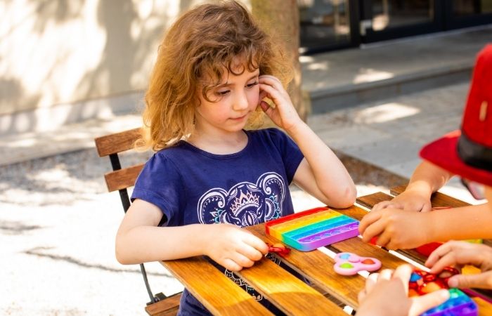 Los fidget toys facilitan la interacción infantil fidget toys para el fomento de la socialización