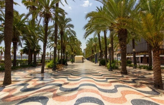Mosaico de olas en el suelo del paseo marítimo de Alicante Paseos marítimos de España: Alicante