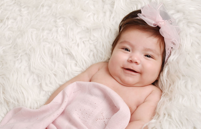 bebé sobre alfombra nombres cortos de niña: bebé