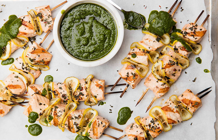 Receta de Brochetas de salmón al pesto Brochetas de salmón con pesto