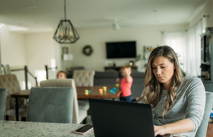 Distracciones que deberías evitar para no perderte la crianza de tus hijos