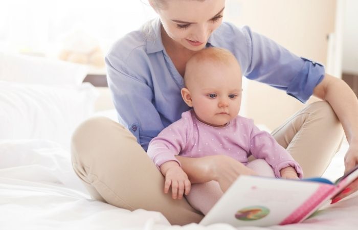 Leer cuentos a los bebés es muy beneficioso fomentar el interés por la lectura desde que son bebés