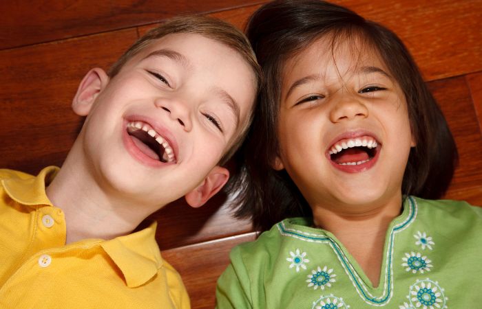 niño y niña riéndose con muchas ganas Chistes cortos para niños