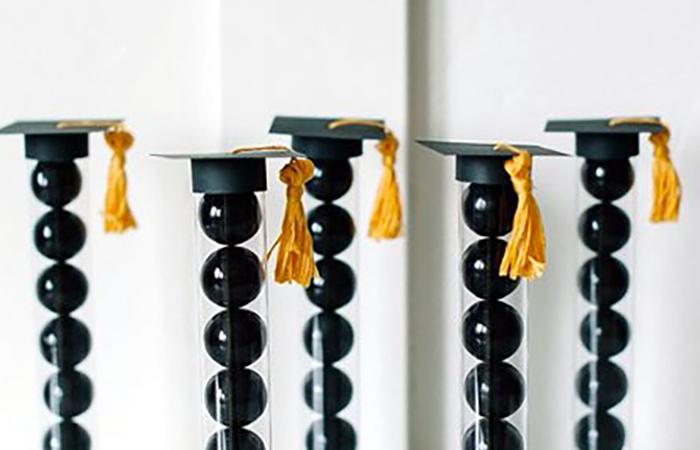 cómo hacer unos tubos transparentes con dulces, una de nuestras manualidades de graduación manualidades de graduación: tubo con dulces y birrete