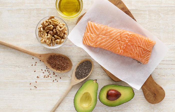 Pescado azul, aguacate, nueces, aceite de oliva y otro alimentos ricos en Omega-3 Alimentos ricos en Omega -3