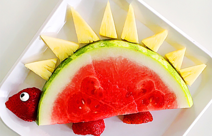 plato de fruta decorado con forma de dinosaurio plato decorado de dinosaurio