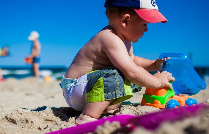 Niño en la playa en camping La Noria Camping La Noria