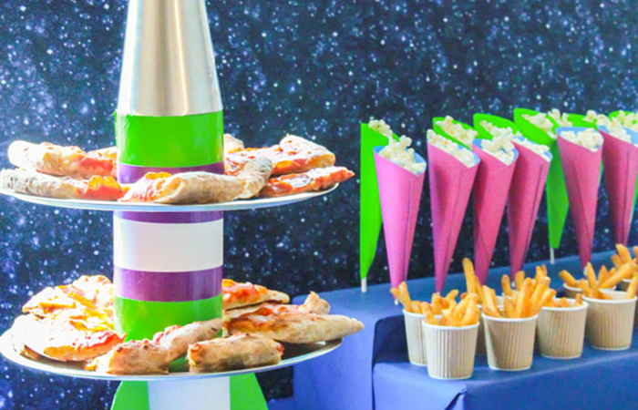 Cómo decorar una mesa para una fiesta de Toy Story Decoración de mesa para fiesta de Toy Story