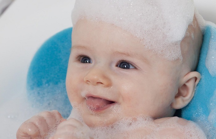 Errores al bañar a los bebés con jabones no recomendados o con demasiada cantidad Productos perjudiciales, entre los errores al bañar a los bebés