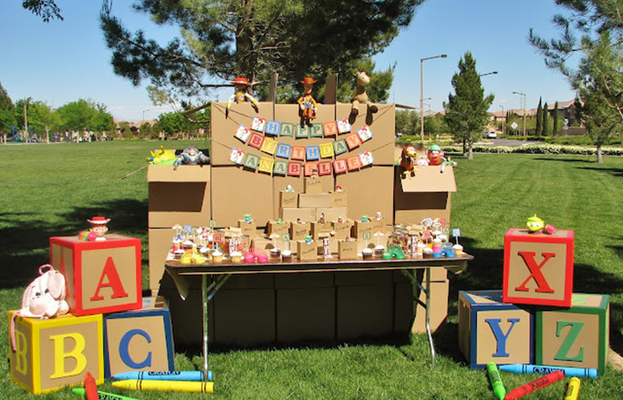 Cómo decorar una fiesta de Toy Story al aire libre con cajas de cartón Fiesta de Toy Story al aire libre