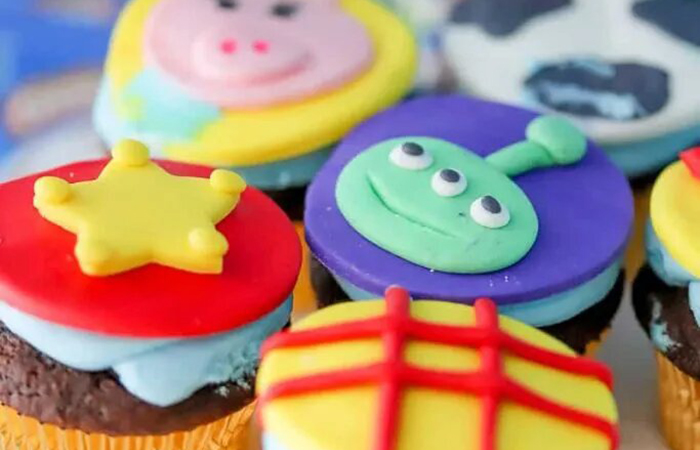 Cómo decorar galletas de la pelicula Lightyear Galletas con fondant con detalles de los personajes de la película