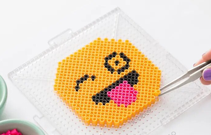 Cómo hacer una manualidad de emojis con hama beads Manualidades de emojis