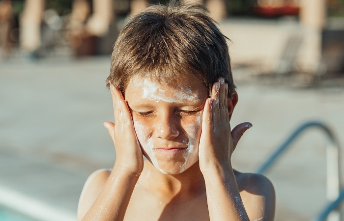 Revisar el envase antes de poner protector solar a los niños Precauciones antes de poner protector solar a los niños