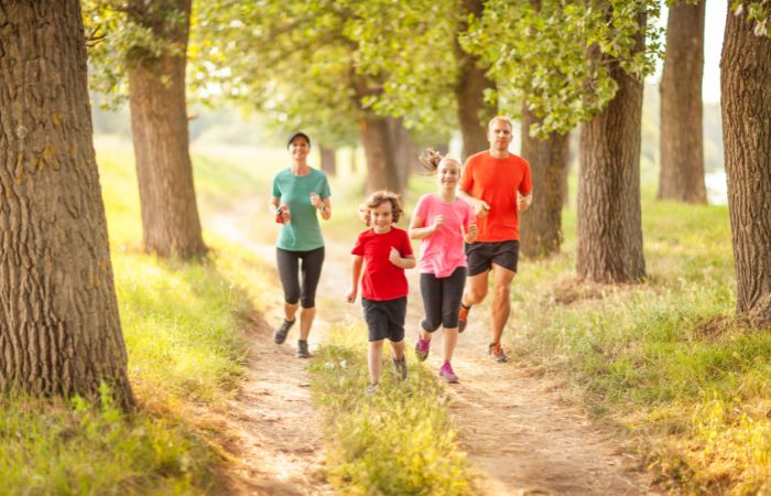 Deporte en familia en el campo El ejercicio físico en contacto con la naturaleza
