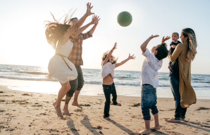 Tiempo de calidad en familia: jugar en la playa