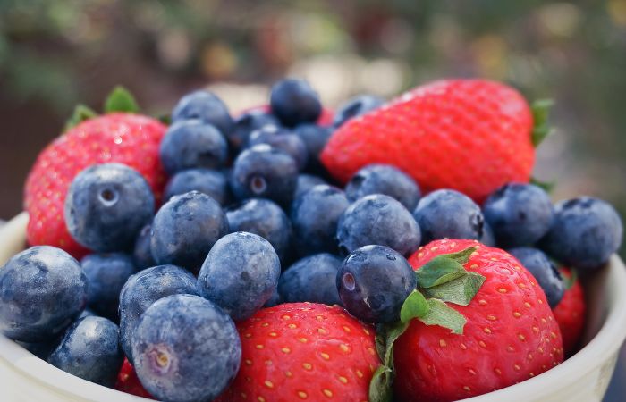 Alimentos ricos en antioxidantes, para prevenir el envejecimiento celular Alimentos que favorecen la fertilidad de las mujeres: frutos del bosque, ricos en antioxidantes