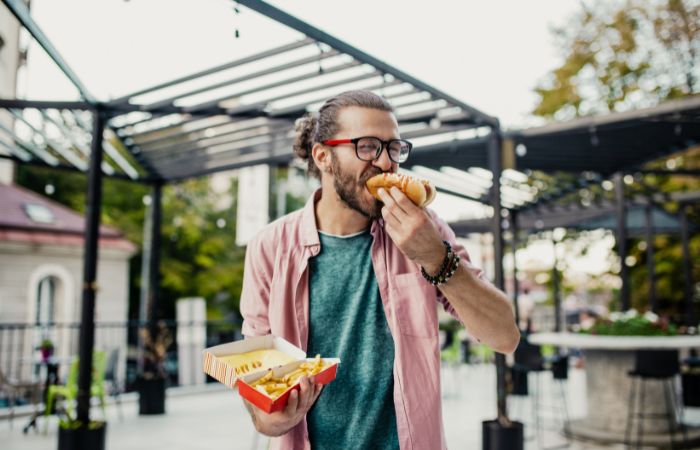 Alimentos que no favorecen la fertilidad en los hombres: comida rápida, como los perritos calientes Hay alimentos que favorecen la fertilidad en los hombre y otros que no, como la comida rápida