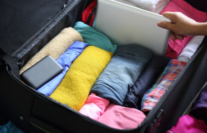 Saca partido al espacio en tu maleta colocando la ropa enrollada o plegada organizar las vacaciones: una maleta bien hecha siempre ayuda