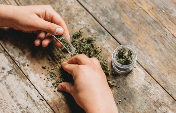 Haciendo un porro de marihuena