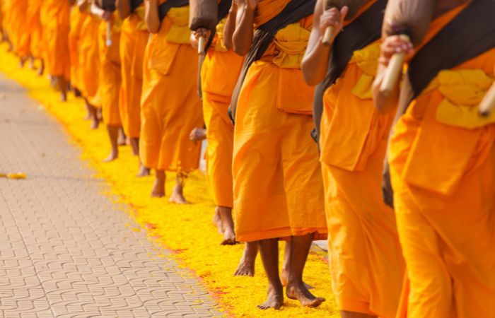 desfile ceremonial de monjes budistas tailandeses Curiosidades de Tailandia: monjes budistas