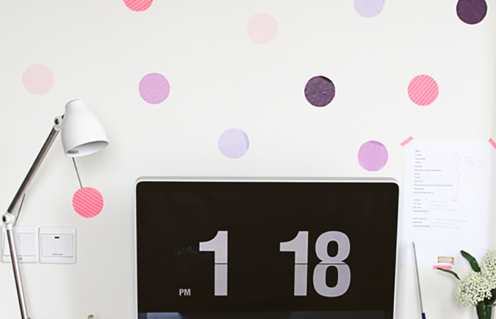 Cómo alegrar una pared con cinta adhesiva de colores paredes decoradas con lunares hechos con cinta adhesiva de colores