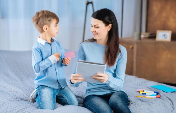 Poner etiquetas con post it en la casa, una actividad que ayuda a aumentar el vocabulario practicar idiomas: etiquetar las cosas de la casa con post it
