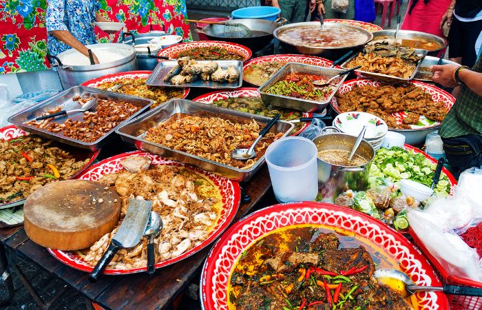 Colorido puesto callejero de comida en Bangkok Puesto callejero de comida tailandesa