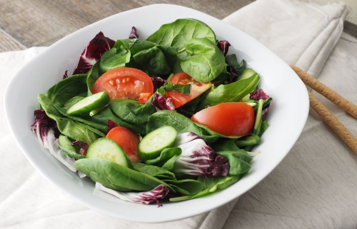 ensalada y platos frescos para combatir las altas temperaturas ensalada