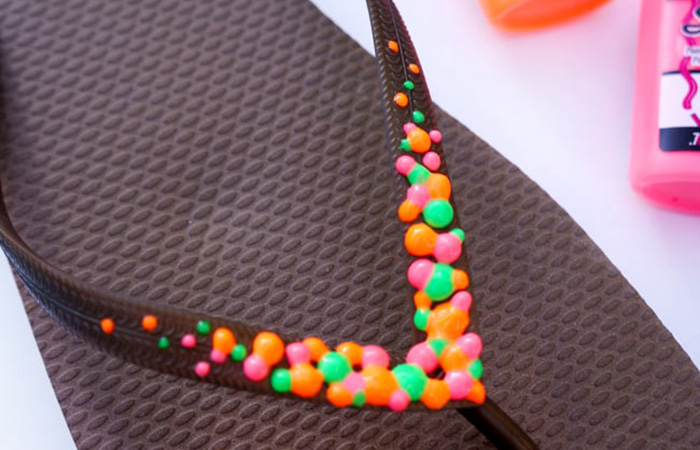 Decora unas chanclas con pintura hinchada chanclas con pintura hinchada