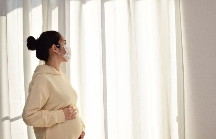 Beneficios y riesgos de la vacuna en embarazadas Vacuna contra la COVID y machismo: Mujer embarazada