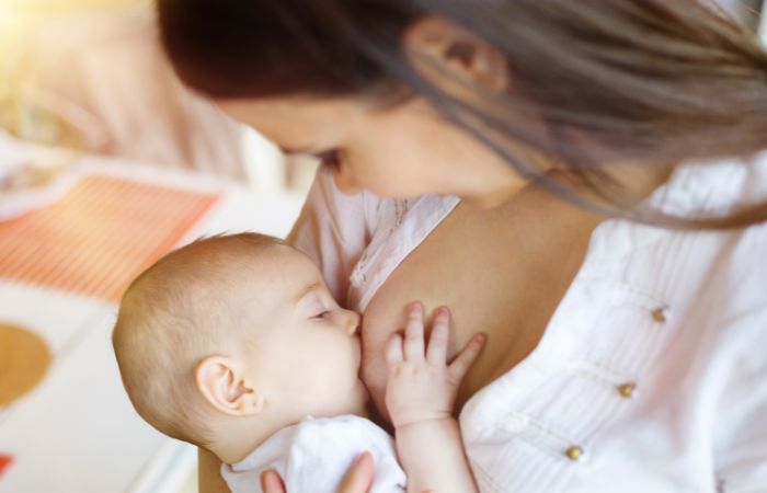 Vacuna contra la COVID y machismo: las madres lactantes Vacuna contra la COVID y machismo: mujere dando el pecho a su hijo