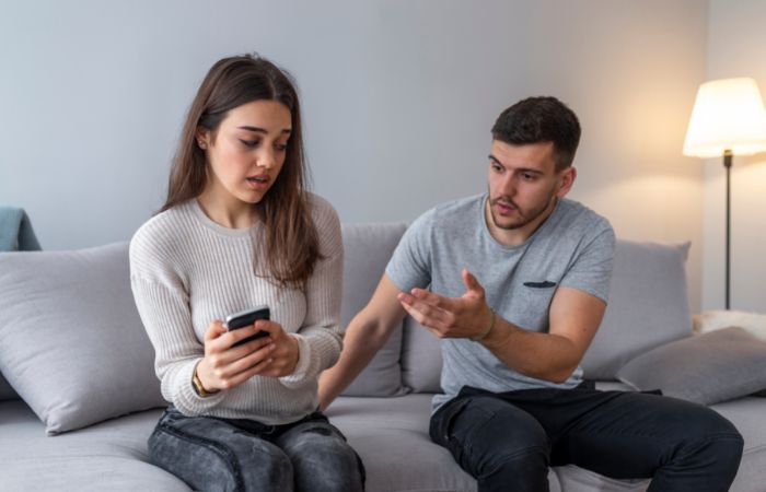 Control digital, otra forma de violencia de género en la adolescencia El control a la pareja y supervisar su móvil también es violencia de género en la adolescencia y a cualquier edad