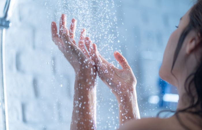 una ducha ola de calor: una ducha templada