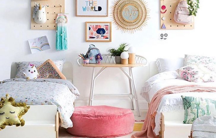 Habitación compartida separada por la mesilla separados por la mesilla