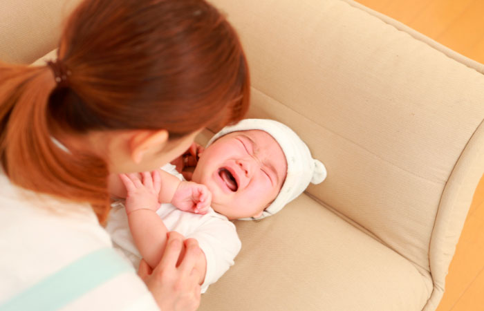 El bebé llora de forma aguda y rítmica cuando tiene hambre Tipos de llanto en el bebe