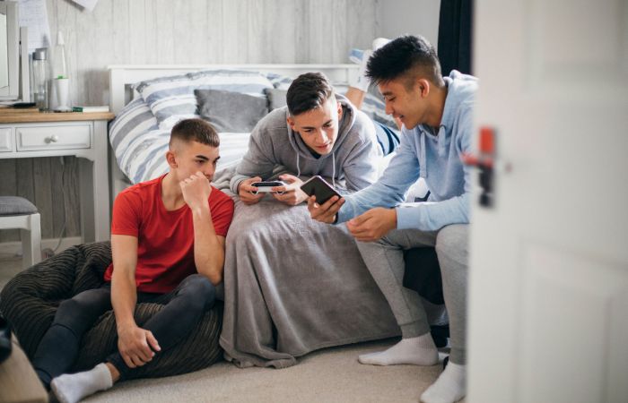 Internet y las redes sociales fomentan la hipersexualización de los jóvenes Internet ha propiciado una hipersexualización de los adolescentes