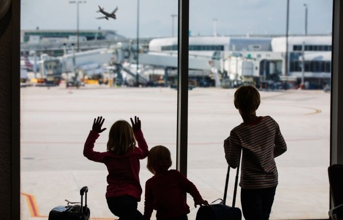 Escalas de avión en los viajes al extranjero con familia numerosa niños en el aeropuerto: viajar al extranjero con familia numerosa