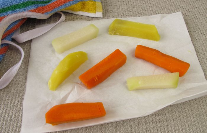 Hortalizas y frutas cortadas de forma alargada para el Baby-led weaning los alimentos deben cortarse con forma alargada