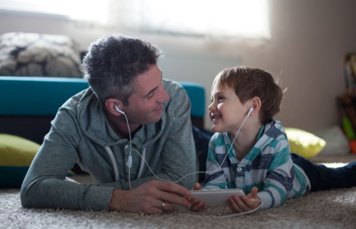 Escuchar audiolibros y podcast para niños juntos padres e hijos Audiolibros y podcast infantiles en familia